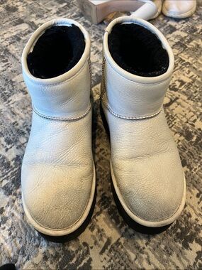 UGG Short Shearling-Lined Heeled Boots in Light Gray